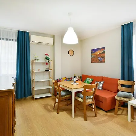 Апартаменти Cozy Charm Free Parking *
