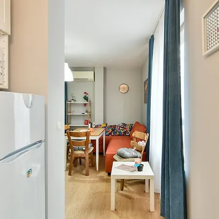Апартаменти Cozy Charm Free Parking *
